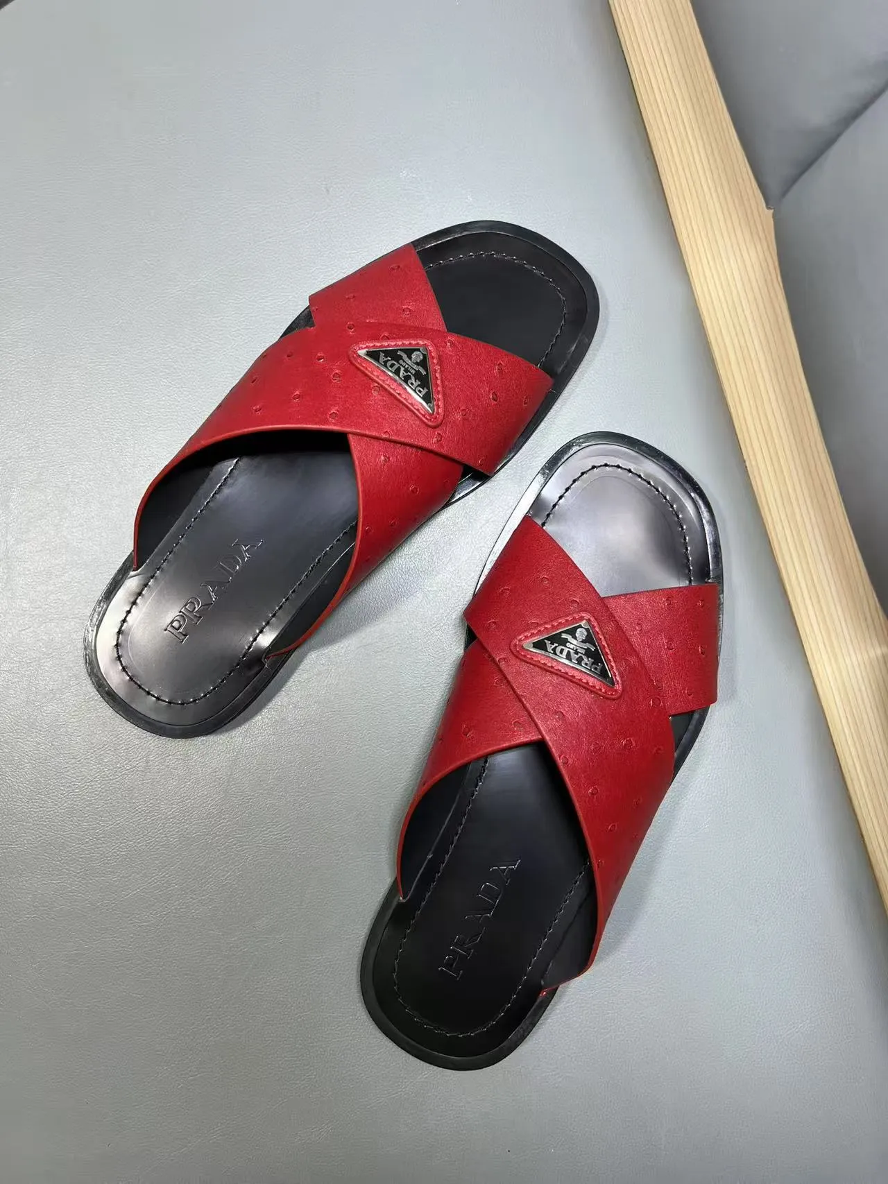 340💰PRADA Prada’s latest slippers are synchronized with the official website. This slipper is made of the brand’s unique and iconic Saffiano leather. The brand logo jumps out from the double straps, and the brand style is clearly visible. Cowhide gives men elegant charm and functional design, making it an ideal choice for vacation and leisure. Size:38-45